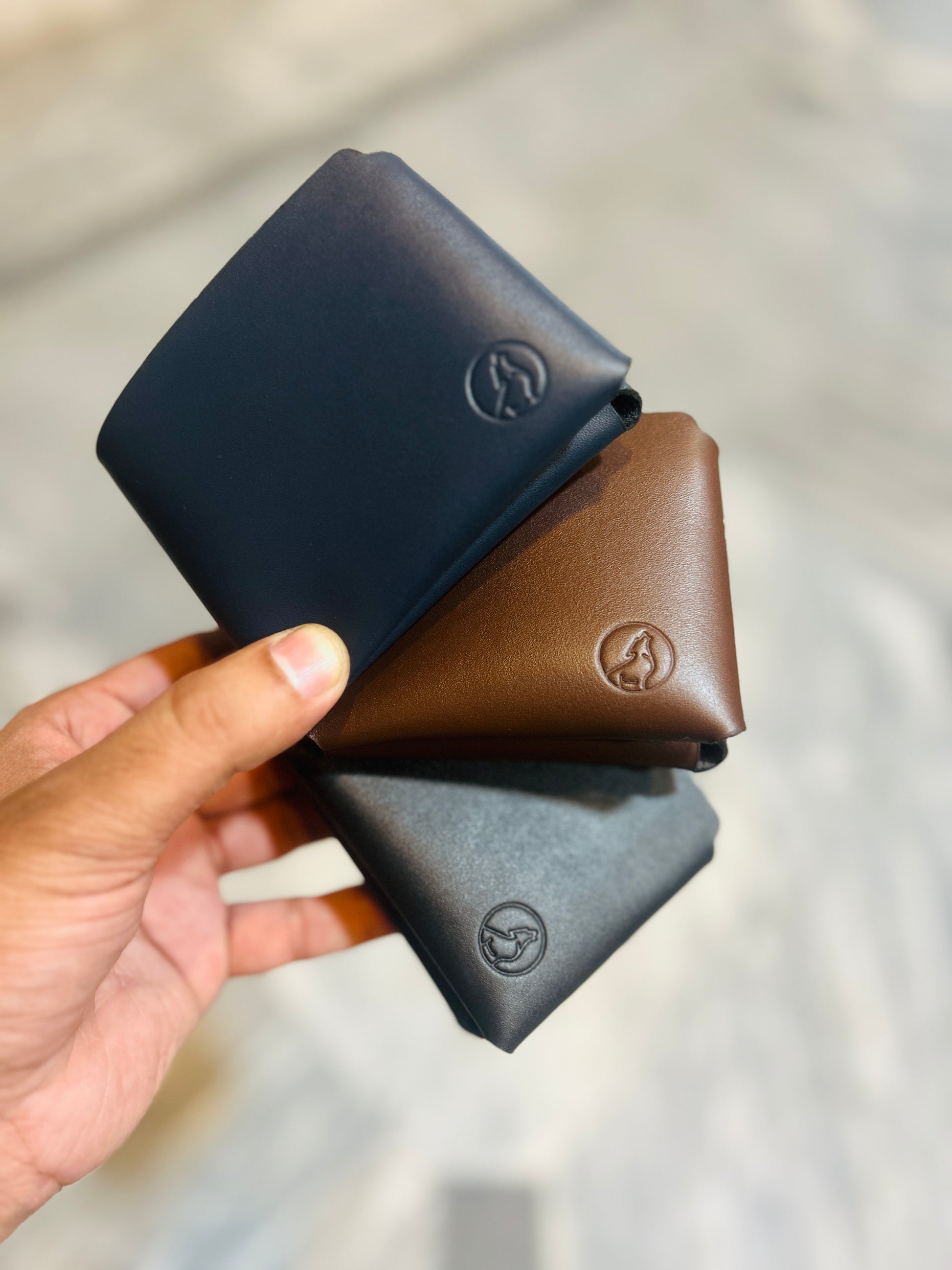 Minimalist Bifold Wallet - Aniline wolf.pk