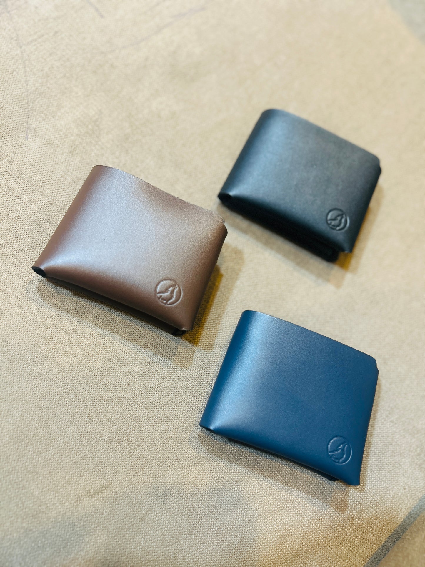 Minimalist Bifold Wallet - Aniline wolf.pk