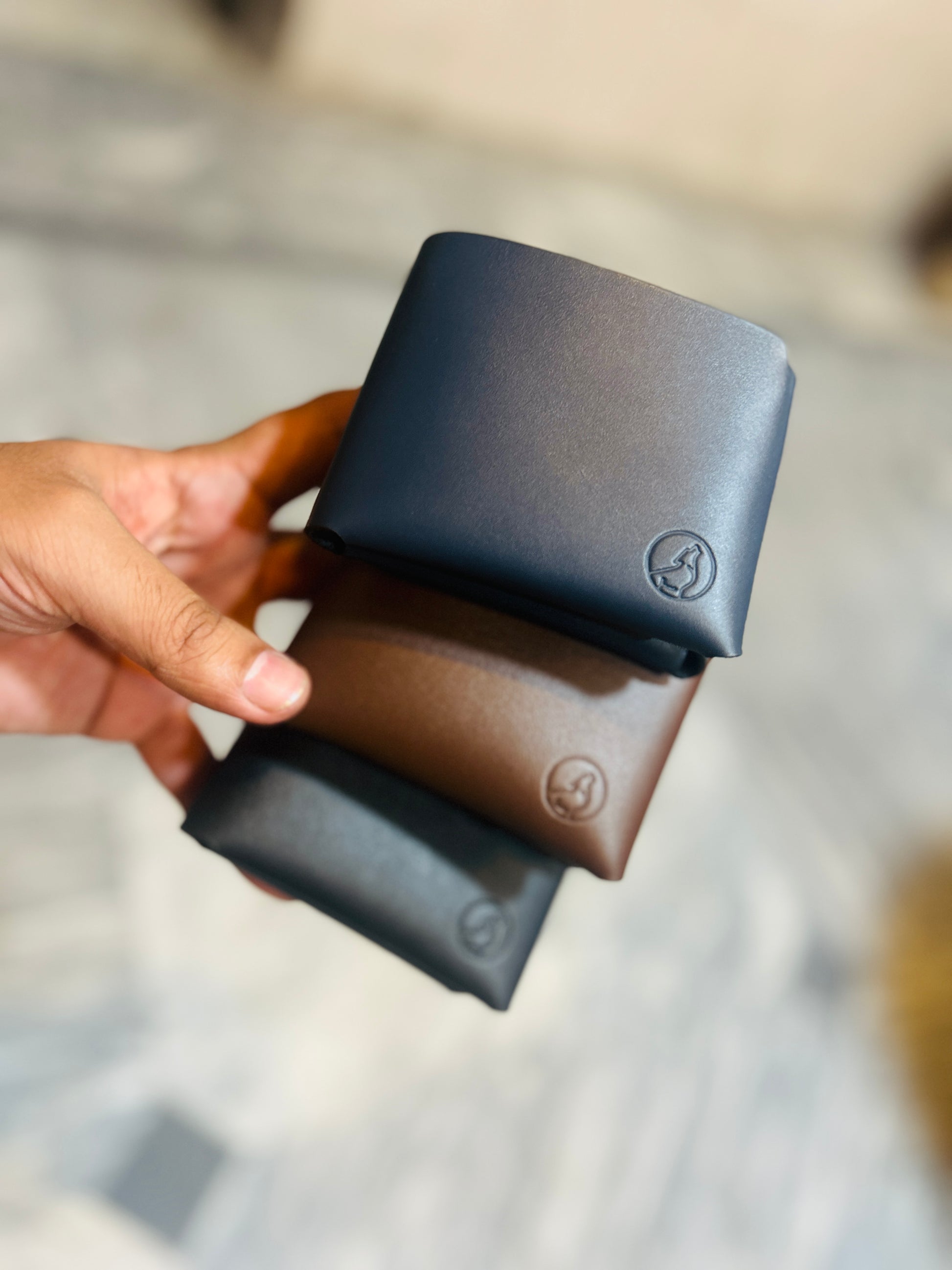 Minimalist Bifold Wallet - Aniline wolf.pk